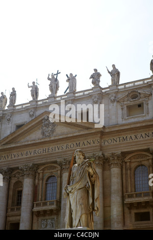 Statue von St. Paul vor den Petersdom, Rom, Italien Stockfoto