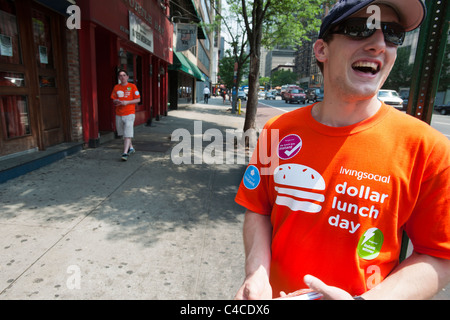 Arbeiter für Living Social fördern die Coupon-Website "Dollar Mittagessen Tag" auf Mittwoch, 8. Juni 2011 in Midtown Manhattan in New York Stockfoto