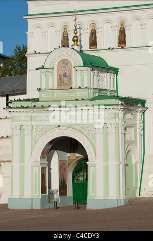 Haupteingang (Krasnaya Turm) des Trinity Klosters des Heiligen Sergius in Sergiev Posad, Russland Stockfoto