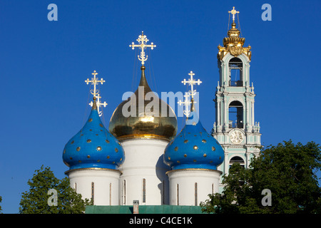 Die Himmelfahrts-Kathedrale und der Glockenturm des Trinity Kloster des Heiligen Sergius in Sergijew Posad, Russland Stockfoto