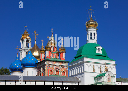 Haupteingang und Kirche des Nativity St. Johannes des Täufers am Trinity Klosters des Heiligen Sergius in Sergijew Posad, Russland Stockfoto