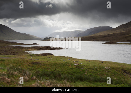 Blick nach Osten entlang Loch Cluanie aus dem Kopf. Stockfoto