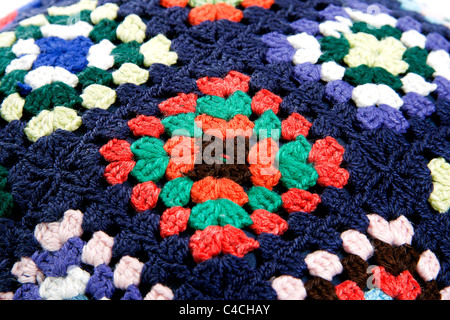 Traditionelle Gestricken Granny Square Decke Stockfoto