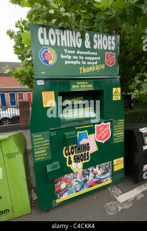 Charity-Kollektion-Behälter Wohltätigkeitsorganisationen Kleidung Schuhe alte gebrauchte Kleidung Schuhkollektionen recycling bin Mitte Sammelstellen Stockfoto