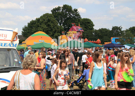 Massen von Menschen genießen Molesey Karneval Stockfoto