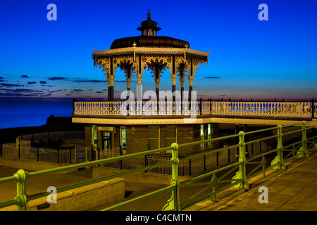 Viktorianische Musikpavillon auf der Strandpromenade bei Nacht, Brighton, Sussex, England Stockfoto