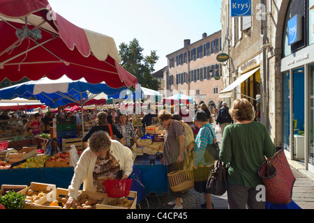 Traditioneller Markt auf dem Platz vor der Kathedrale in Cahors, Los 46, Midi Pyrenees, Frankreich, Europa Stockfoto