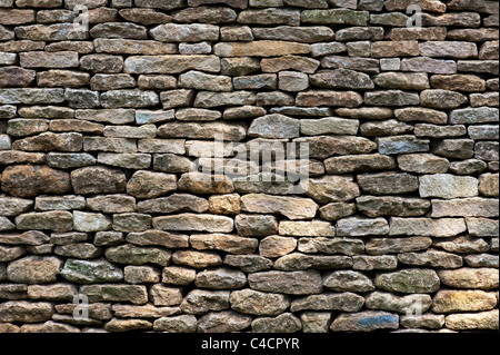 Trockenmauer von cotswold Stone in den Cotswolds gemacht Stockfoto