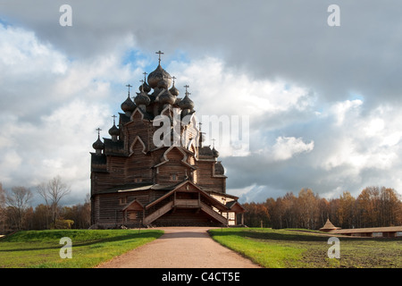 Russische Holzkirche. Leningrader Gebiet, Pokrowskaja Kirche Stockfoto