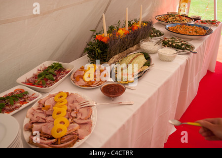 Tabellen mit Lebensmitteln für eine Partei in einem Zelt gelegt Stockfoto