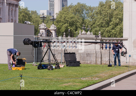 TV-Crew im Buckingham Palace immer bereit für die königliche Hochzeit von Prinz William, Kate Middleton, April 2011 Stockfoto