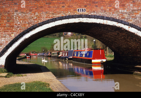 Schmale Boote durch die Torheit zu überbrücken, am Oxford-Kanal bei Napton auf dem Hügel, Warwickshire UK Stockfoto