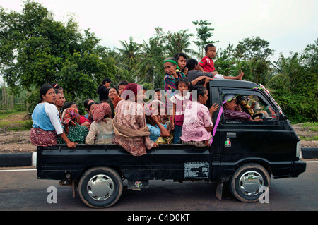 Eine große Familie unterwegs in Lombok Stockfoto