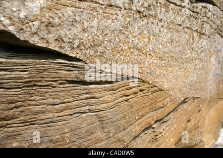 Diskordanz in Sandstein Bettwäsche Flugzeuge Jura-Küste-Dorset-England Stockfoto