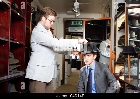 Mann mit Conformateur Gerät auf Kopf während Kopf gemessen für Top Seidenhut auf Schloss & Co hatters,London.Photo:Jeff Gilbert Stockfoto