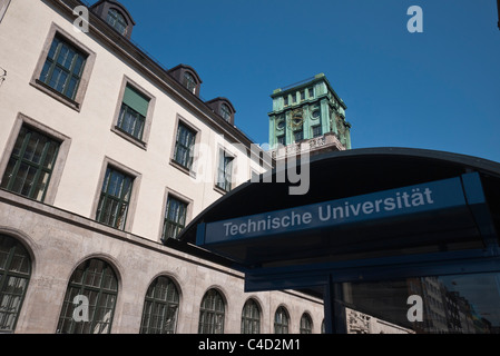 Ansicht der Bushaltestelle vor der technischen Universität, technische Universität, mit dem Hauptgebäude im Hintergrund München. Stockfoto