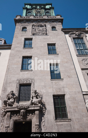 Niedrigen Winkel Ausblick auf den vorderen Turm des Hauptgebäudes der technischen Universität, technischen Universität in München. Stockfoto