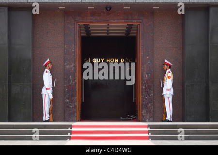 Hồ Chí Minh Mausoleum Eingang mit weißen uniformierte wachen, Hanoi, Vietnam Stockfoto