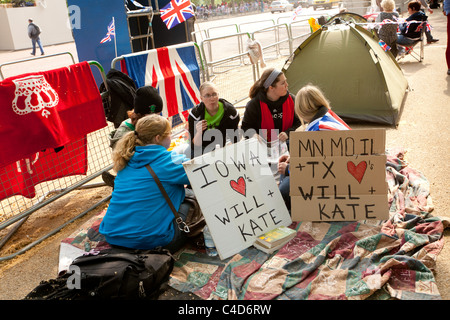 Menschenmassen entlang der Malls am Nachmittag vor der königlichen Hochzeit von Prinz William und Kate Middleton, (28. April 2011), London Stockfoto