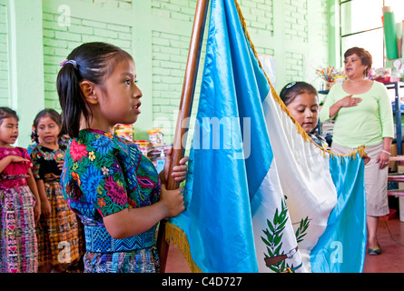 Lehrer in Dorfschule in der Nähe von Antigua Guatemala Flagge Kindergartenkind Klasse für Maya-Kinder Treueschwur vor Stockfoto