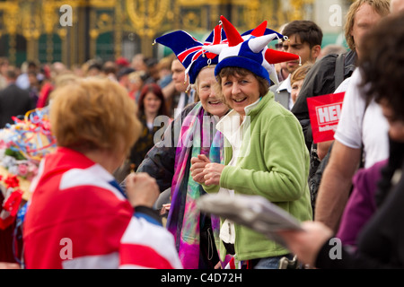 Menschenmassen entlang der Malls am Abend vor der königlichen Hochzeit von Prinz William und Kate Middleton, 28. April 2011, London Stockfoto