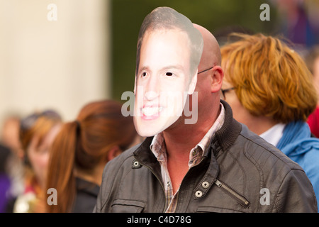 Menschenmassen entlang der Malls am Abend vor der königlichen Hochzeit von Prinz William und Kate Middleton, 28. April 2011, London Stockfoto