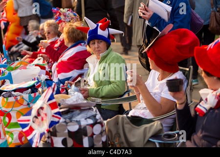 Menschenmassen entlang der Malls am Abend vor der königlichen Hochzeit von Prinz William und Kate Middleton, 28. April 2011, London Stockfoto