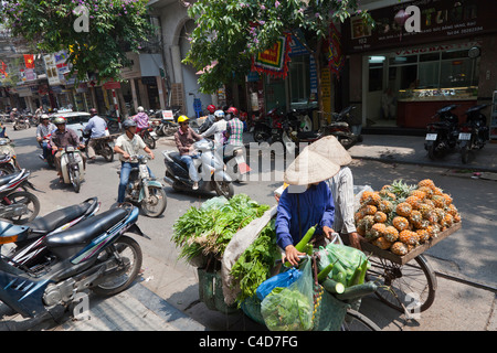 Vietnamesische Straßenszene mit Obst-Verkäufer, Hanoi, Vietnam Stockfoto