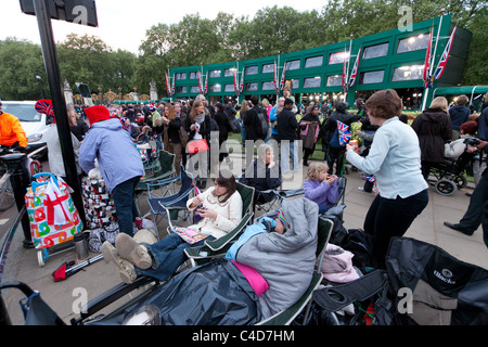 Menschenmassen entlang der Malls am Abend vor der königlichen Hochzeit von Prinz William und Kate Middleton (28. April 2011), London Stockfoto