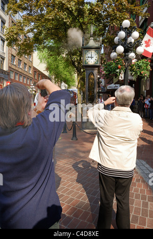 Menschen fotografieren die allseits beliebten Dampfuhr 1977 erbaut und befindet sich in Gastown, Vancouver, Britisch-Kolumbien. Stockfoto