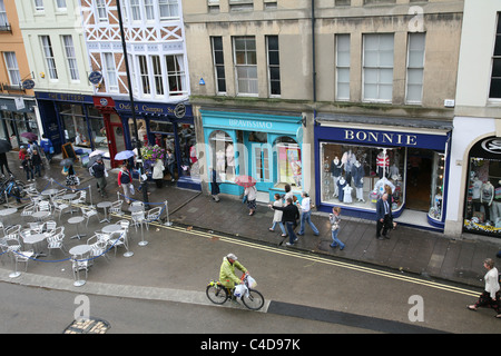 Oxford breite Straße Geschäfte von Balliol College betrachtet Stockfoto