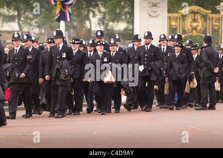 Polizistinnen und Polizisten kommen für Pflicht vor der königlichen Hochzeit von Prinz William und Kate Middleton, (29. April 2011), London Stockfoto