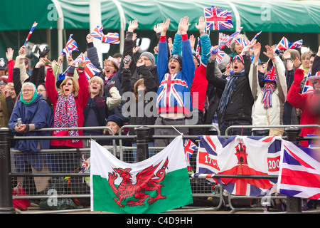 Menschenmassen machen die Welle während des Wartens auf die königliche Hochzeit von Prinz William und Kate Middleton, 29. April 2011, London Stockfoto