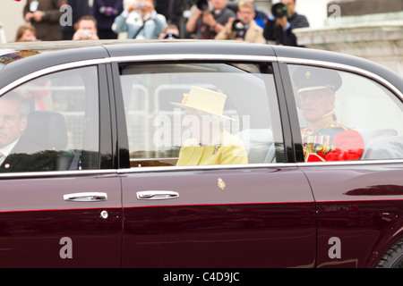 Die Queen und Prinz Philip verlassen Buckingham Palast für die Hochzeit von Prinz William und Kate Middleton, 29. April 2011 Stockfoto