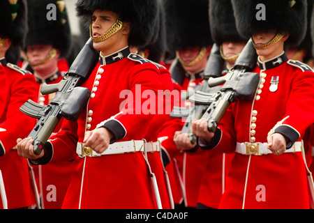 Coldstream Guards kommen auf Linie der Route für die königliche Hochzeit von Prinz William und Kate Middleton, 29. April 2011, London Stockfoto