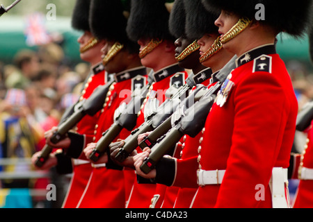 Coldstream Guards kommen auf Linie der Route für die königliche Hochzeit von Prinz William und Kate Middleton, 29. April 2011, London Stockfoto