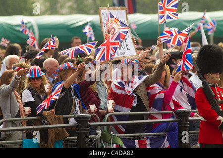 Die Massen warten auf die Rückkehr von Prinz William und Kate Middleton, (29. April 2011), London, England Stockfoto