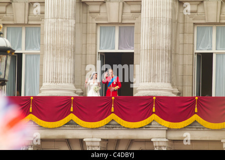 Der neue Herzog und die Herzogin von Cambridge erscheinen für die Massen auf dem Balkon des Buckingham Palace nach ihrer Hochzeit, 29 April Stockfoto