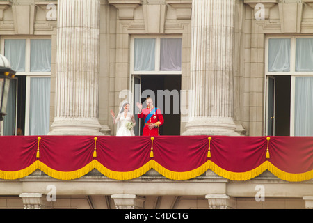 Der neue Herzog und die Herzogin von Cambridge erscheinen für die Massen auf dem Balkon des Buckingham Palace nach ihrer Hochzeit, 29 April Stockfoto