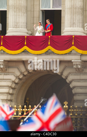 Der neue Herzog und die Herzogin von Cambridge erscheinen für die Massen auf dem Balkon des Buckingham Palace nach ihrer Hochzeit, 29 April Stockfoto