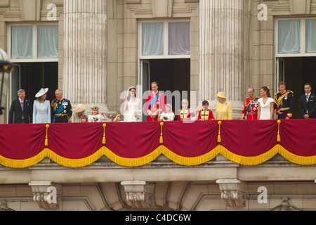 Der neue Herzog und die Herzogin von Cambridge erscheinen für die Massen auf dem Balkon des Buckingham Palace nach ihrer Hochzeit, 29 April Stockfoto