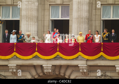 Der neue Herzog und die Herzogin von Cambridge erscheinen für die Massen auf dem Balkon des Buckingham Palace nach ihrer Hochzeit, 29 April Stockfoto