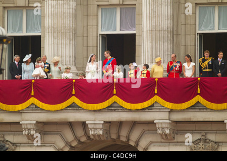 Der neue Herzog und die Herzogin von Cambridge erscheinen für die Massen auf dem Balkon des Buckingham Palace nach ihrer Hochzeit, 29 April Stockfoto