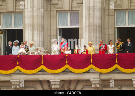 Der neue Herzog und die Herzogin von Cambridge erscheinen für die Massen auf dem Balkon des Buckingham Palace nach ihrer Hochzeit, 29 April Stockfoto