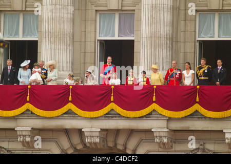 Der neue Herzog und die Herzogin von Cambridge erscheinen für die Massen auf dem Balkon des Buckingham Palace nach ihrer Hochzeit, 29 April Stockfoto