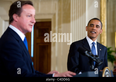 Präsident Barack Obama und der britische Premierminister David Cameron halten einer gemeinsamen Pressekonferenz im Weißen Haus. Stockfoto
