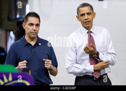 Präsident Barack Obama besucht eine Schilderfabrik. Stockfoto