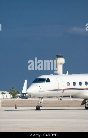 Jet-Flugzeugen auf dem Rollfeld am Flughafen Stockfoto