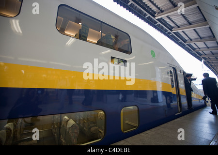 Doppeldecker "Yamabiko" Bullet Zug gebunden für Sendai an Tokyo Station, Japan, Fernost, Asien kurz angehalten. Stockfoto