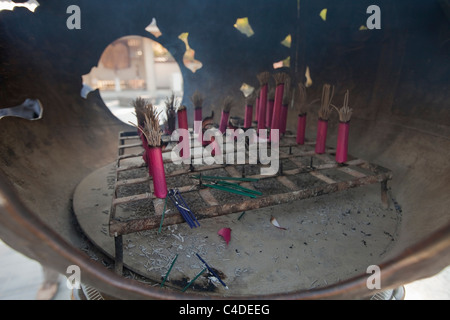 Brennende Räucherstäbchen in Kessel bei Kotoku-in Tempel, Ort der Daibutsu (großer Buddha) Statue, Kamakura, Japan. Stockfoto